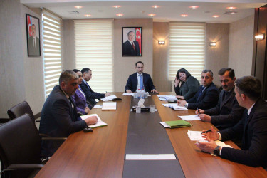 İşçi qrupları ilə görüşlər davam etdirilir.
