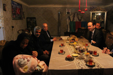 Rayon rəhbəri şəhid ailəsinin sevincinə şərik olub